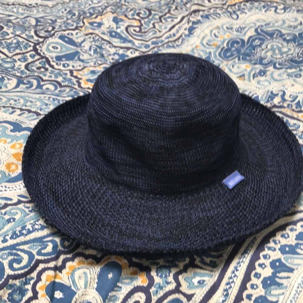 Like new navy Wallaroo straw hat
